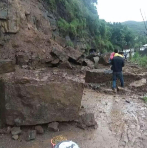 四川筠连山体滑坡现场：核心区域雨雾笼罩，不时有滚石坠落